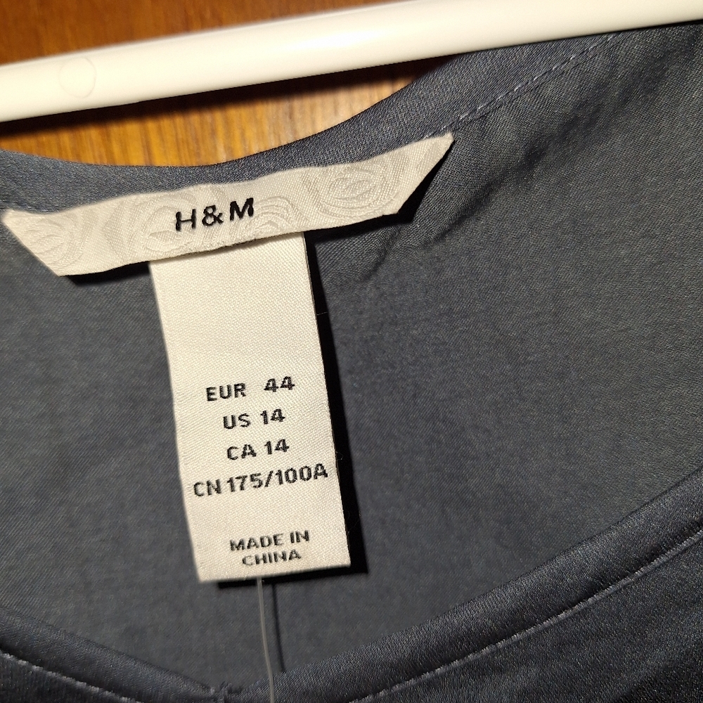 H&M Blue Silky Pullover Oversized Dress Ladies 14 NWT Blue V-Neck Short Sleeves - Picture 2 of 5